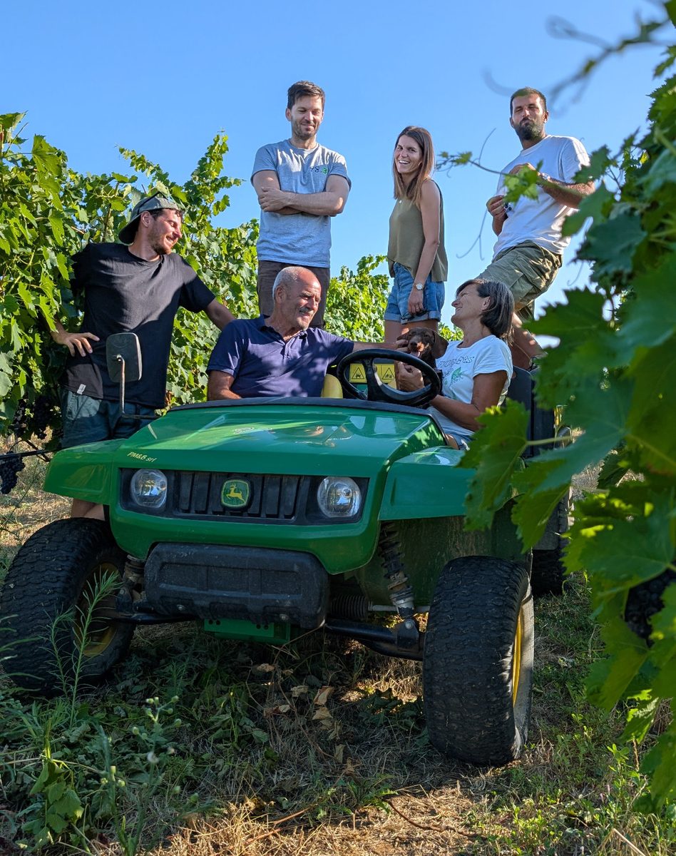 Il team di Vignaio 98.3 in vigna, tra i filari, durante la vendemmia